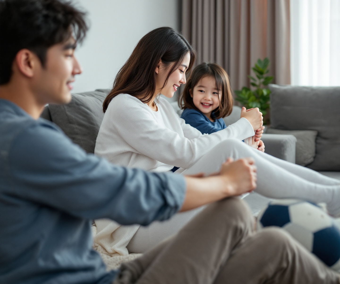 가족들이 홈 트레이닝을 하고 있다