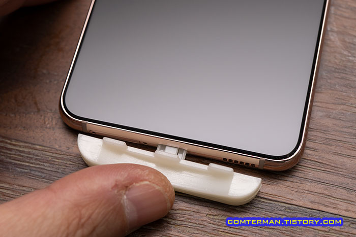 액정 보호필름 부착용 가이드핀