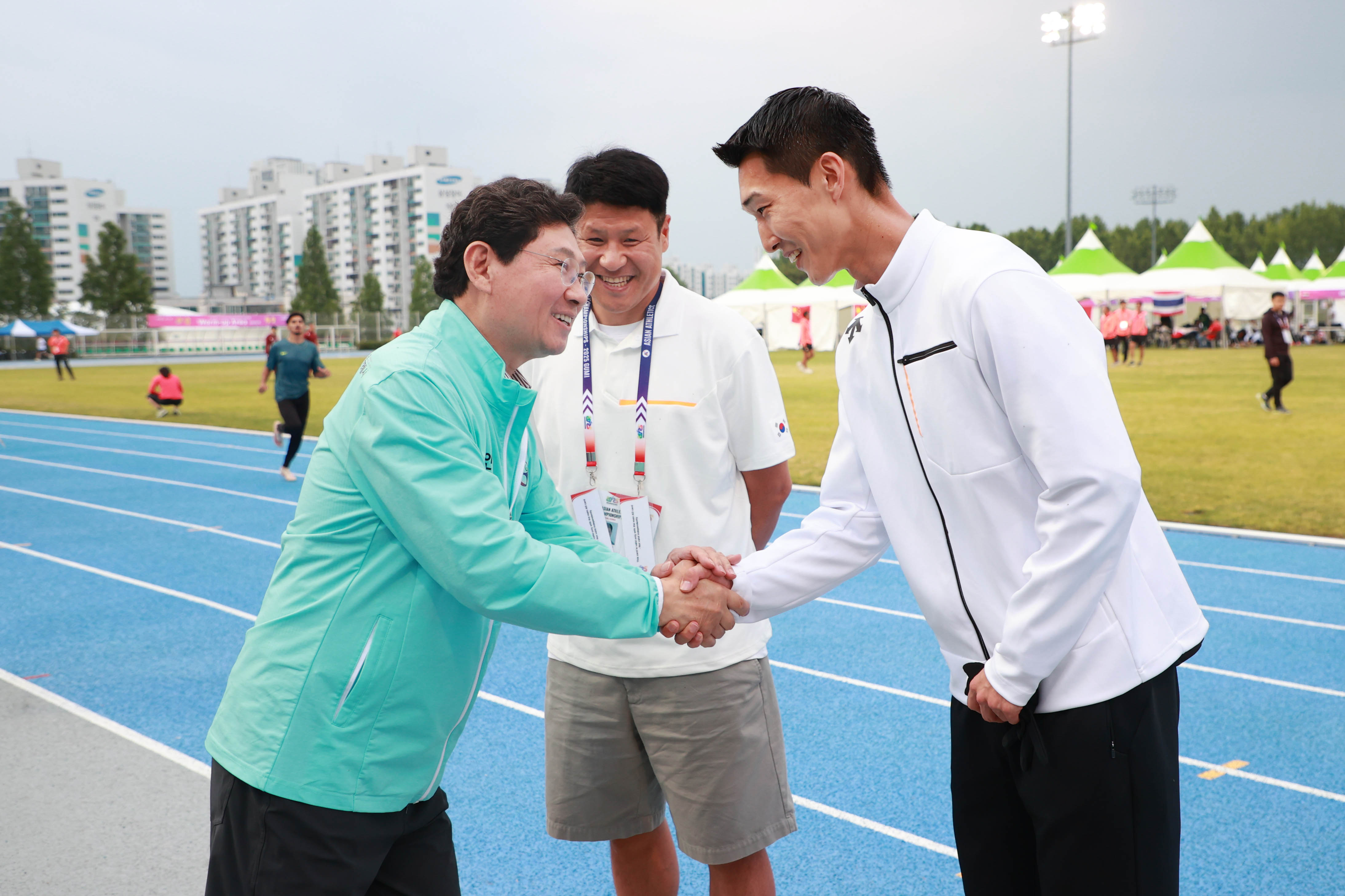 이상일 시장이 지난 5월 29일 구미에서 열린 '아시아육상경기선수권대회'를 찾아 우상혁 선수를 격려하는 모습