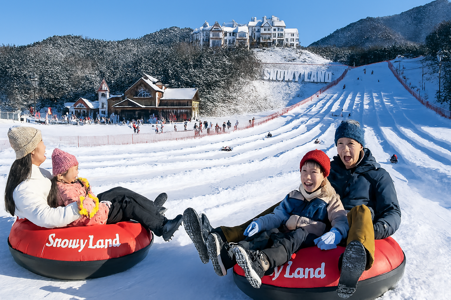비발디파크 스노위랜드 전경, 가족들이 튜브 썰매를 타며 겨울을 즐기는 모습