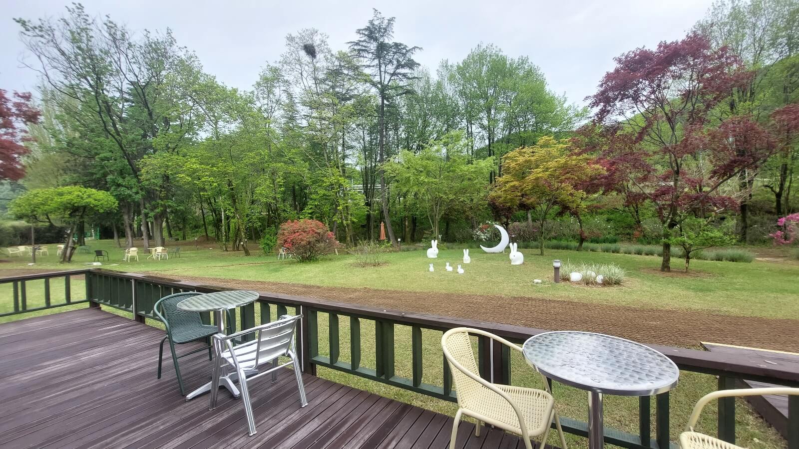 밀의 온도 야외 테이블