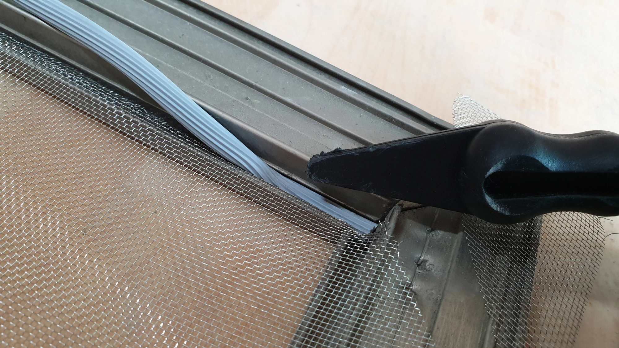 방충망 브래킷 끼우는 모습