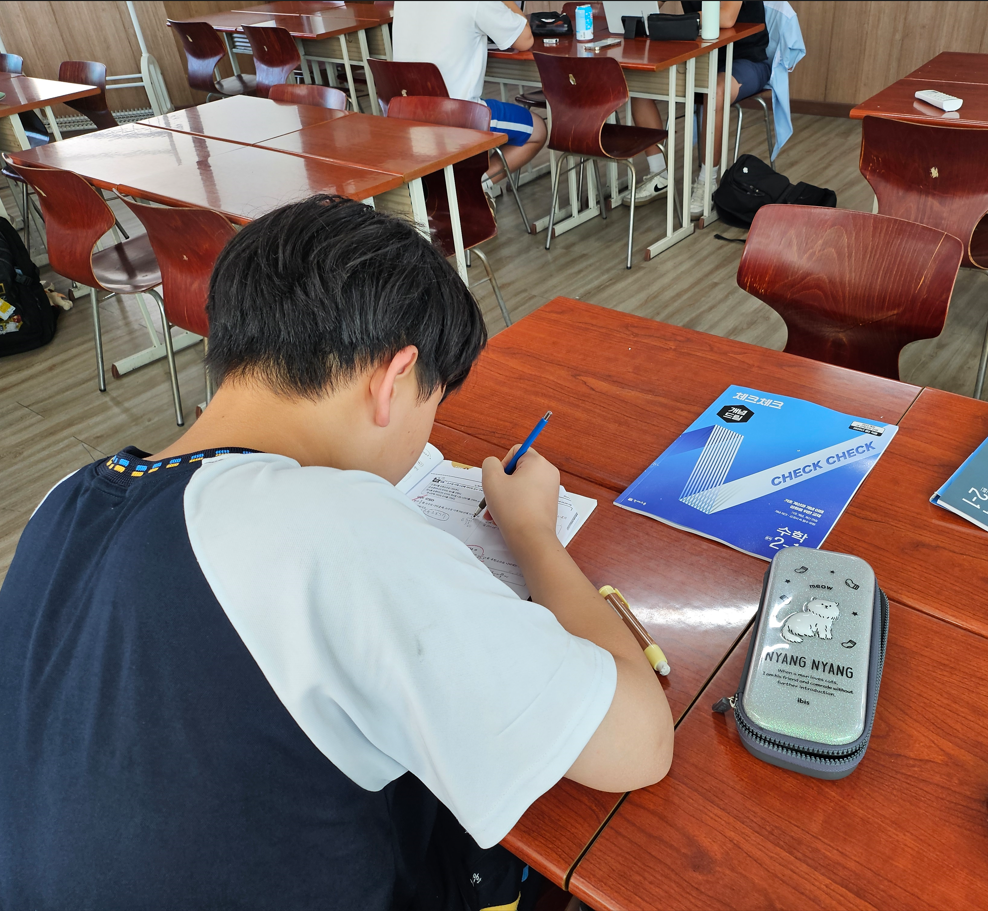 중학생들의 학습법 토대로 실제 학습하는 중학생 사진