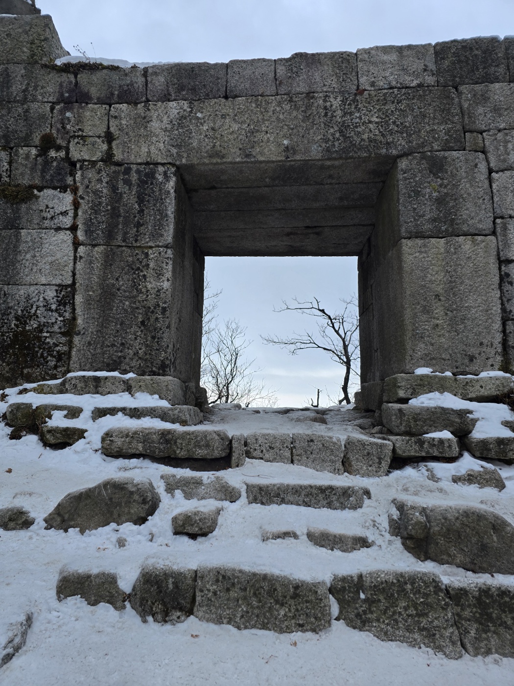 돌담길 같은 곳이 있어요.여기서부터조금더 올라가면 정상입니다.