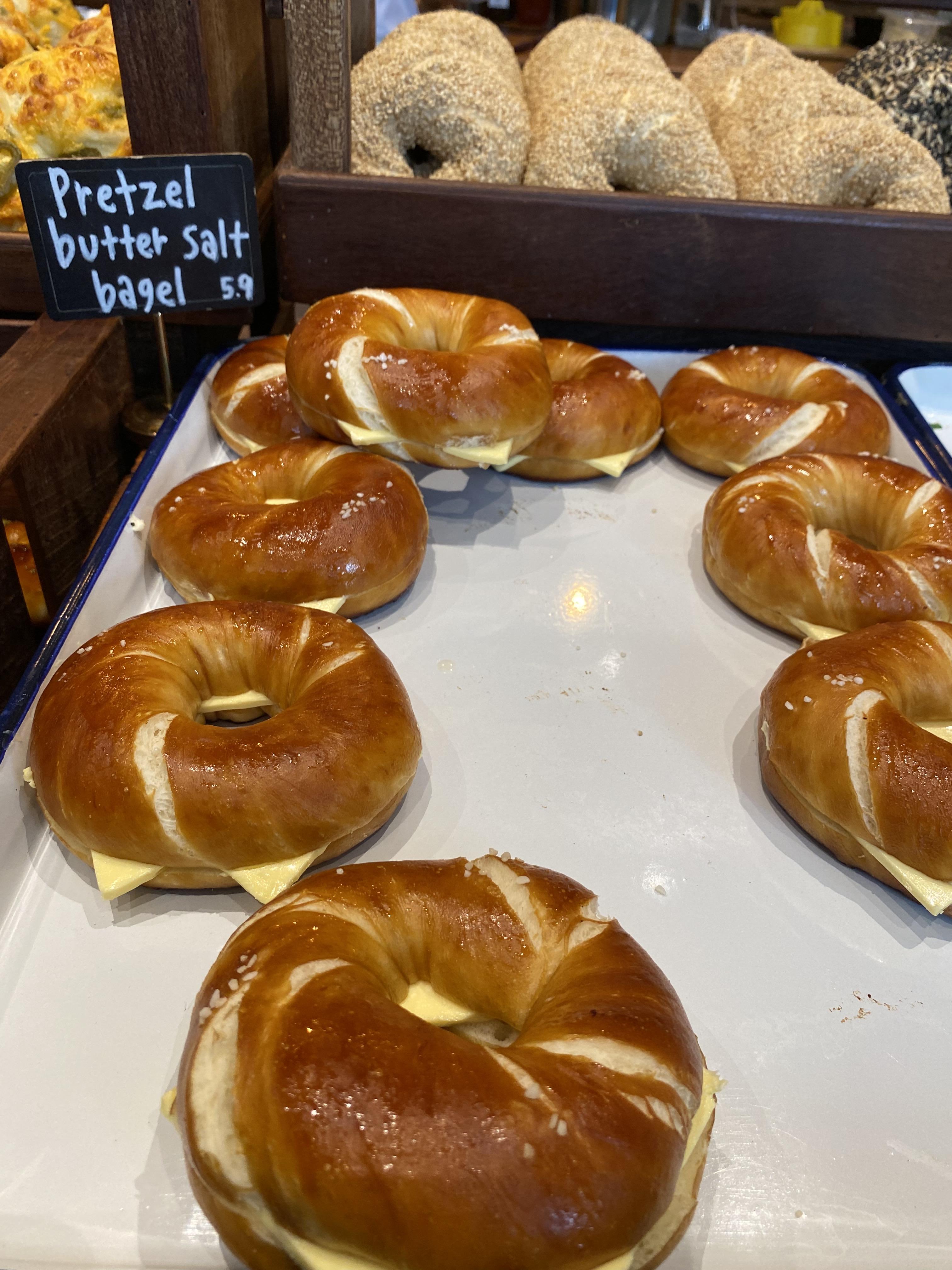 프레첼 버터 소금 베이글