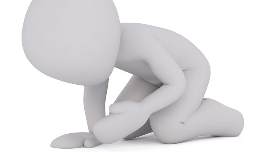 복통으로 엎드려 있는 모습