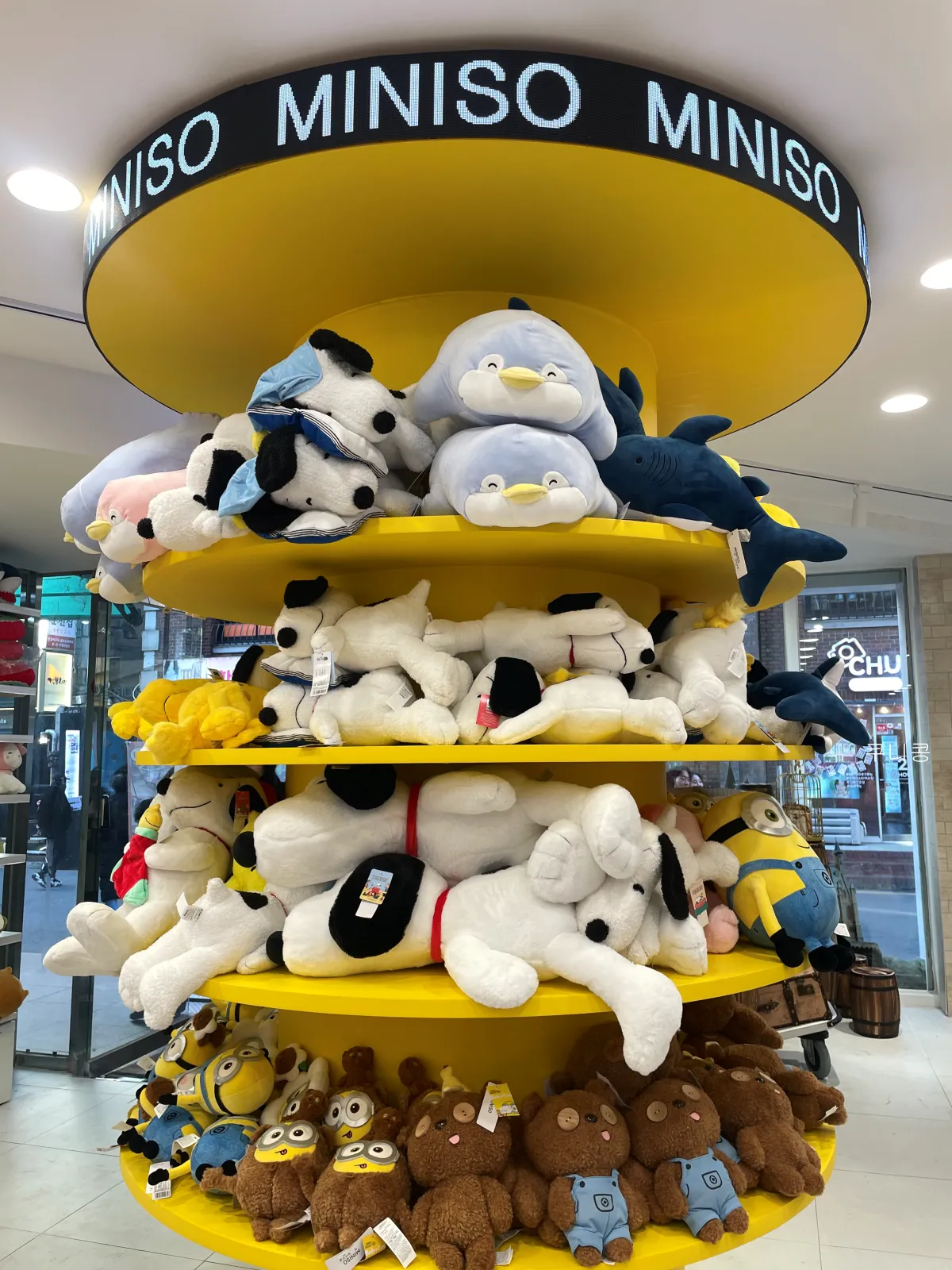 해리포터-미니언즈-스누피-캐릭터-굿즈-소품-구경하기-좋은-미니소-대학로점