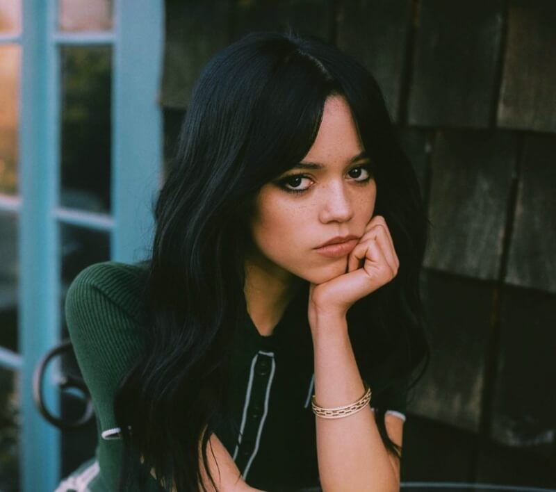 턱을-괴고있는-제나-오르테가