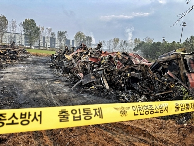 골프장 내 창고와 골프 카트가 불에 탄 사진