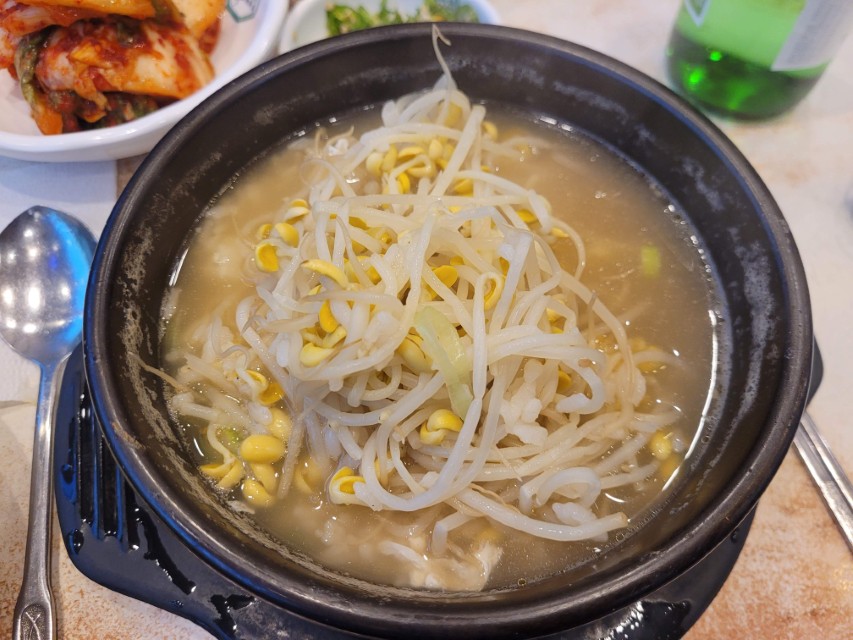 콩나물이 듬뿍 올라간 국밥 모습