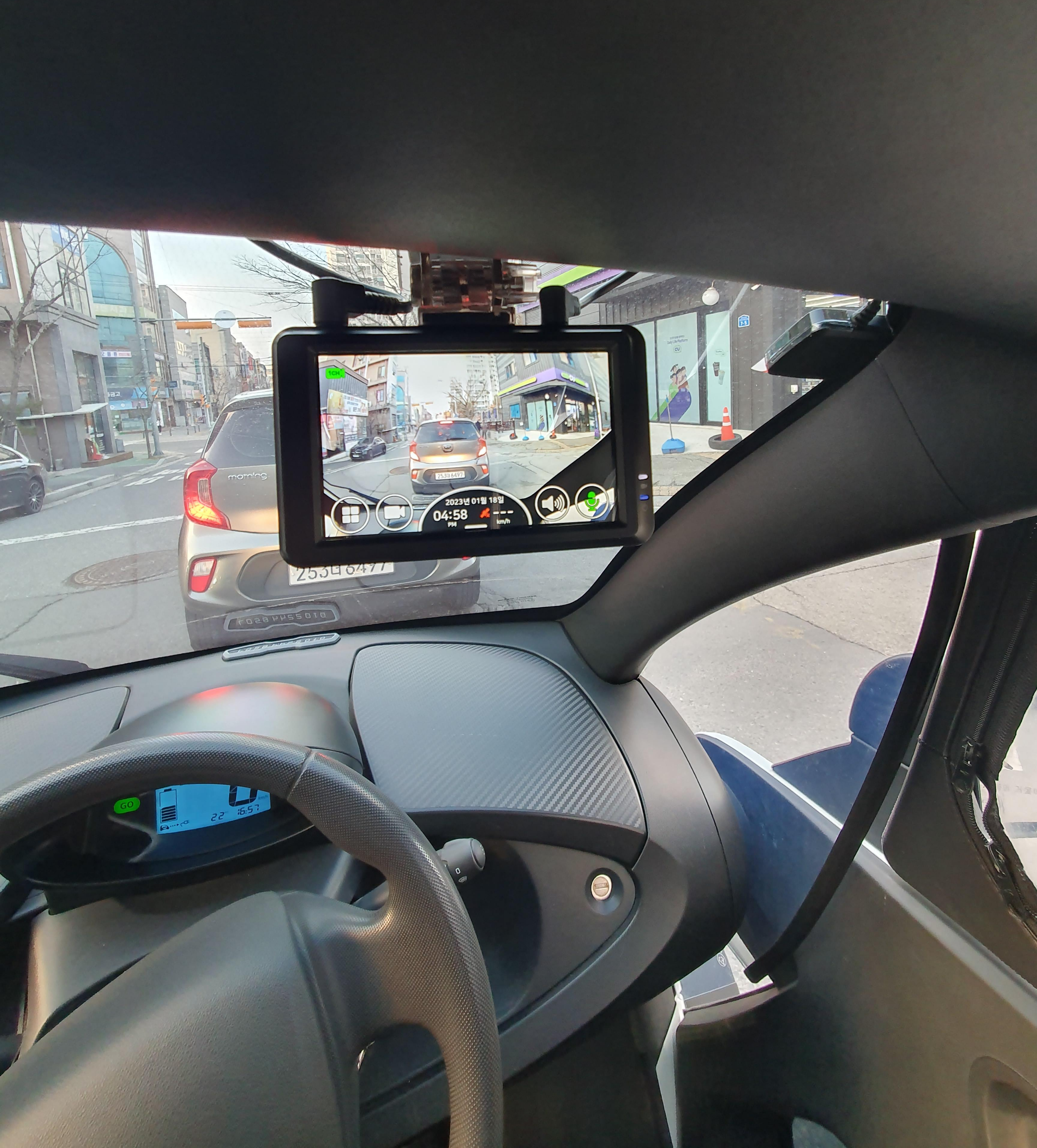 트위지에 연결한 파인뷰 LX2000 블랙박스 GPS