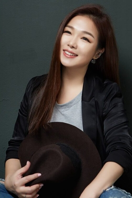 서영은이-중절모를-오른손에-들고-검은색-자켓을-입고-앉아-미소짓는-사진