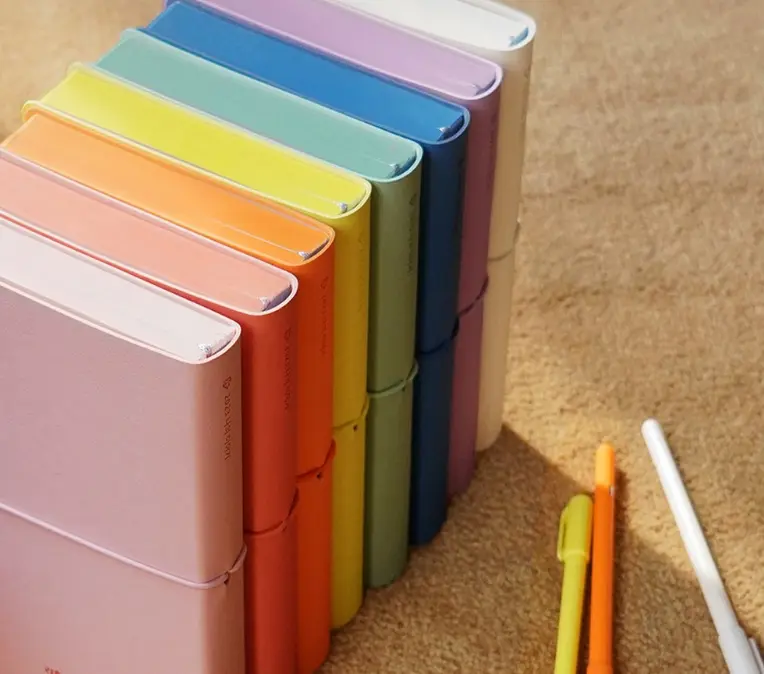 리훈-다이어리의-다양한-색상을-보여주는-사진