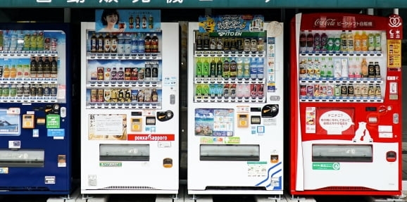 일본의 자판기, 곰고기 자판기와는 관계없는 음료 자판기 사진입니다