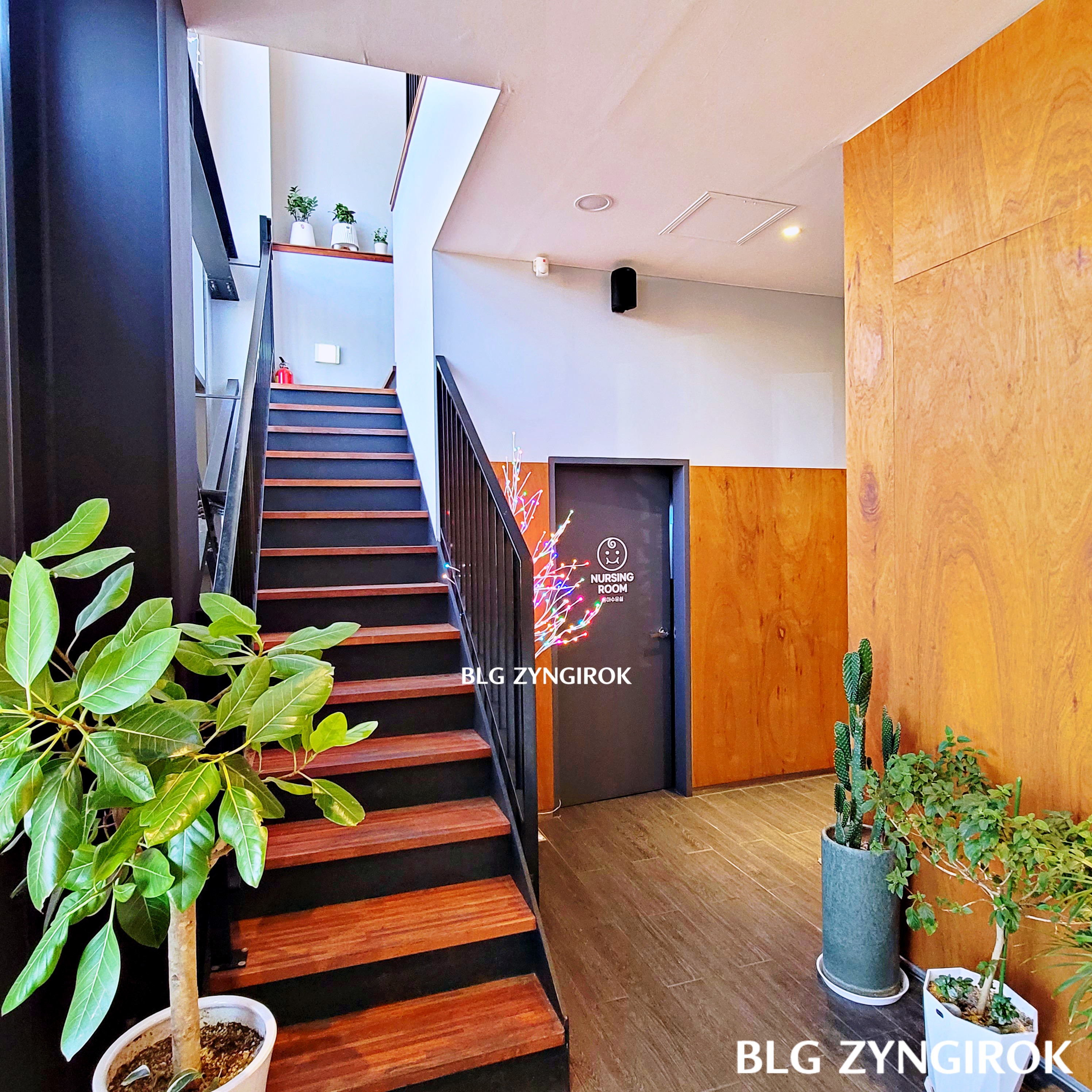 양주 맛집 밀곳 - 내부 계단 모습이다.