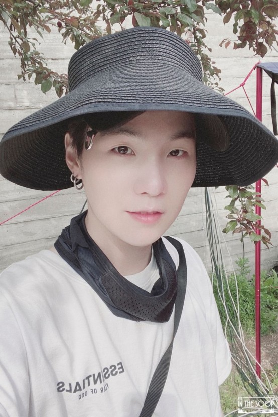 셀카찍는 슈가의 모습