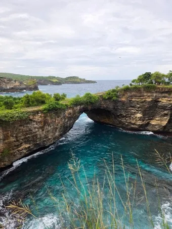 발리 브로큰 비치 Broken Beach 파도와 바람이 만든 천연 아치_12
