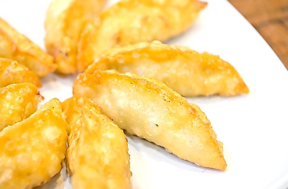 수원 코끼리만두의 대표 메뉴인 튀김만두 한 접시