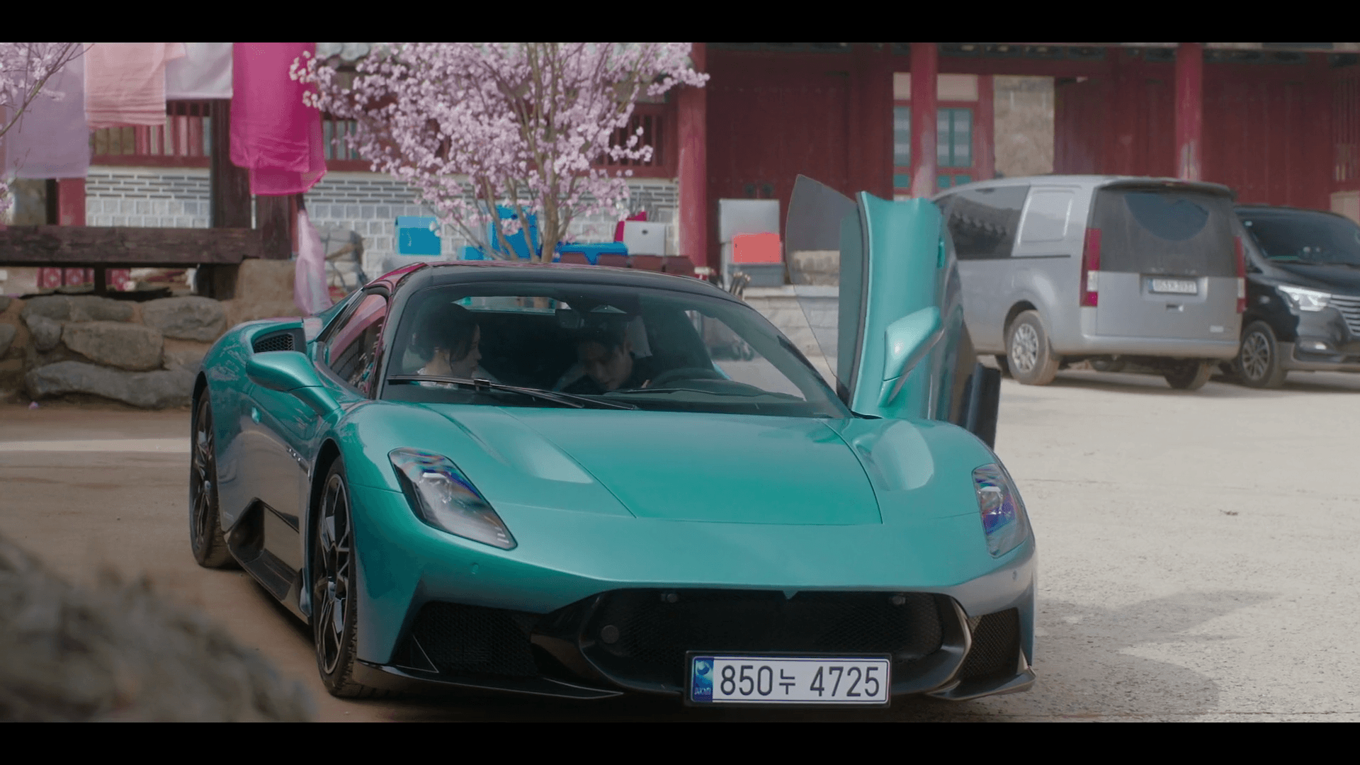 멋진 신세계 드라마 차량 지원 마세라티 MC20 퓨라 전면부 버터플라이 도어 개방 모습