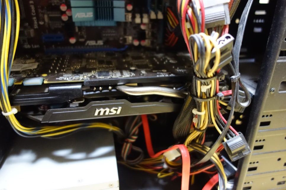 케이스 내부 보조전원 케이블 확인 사진