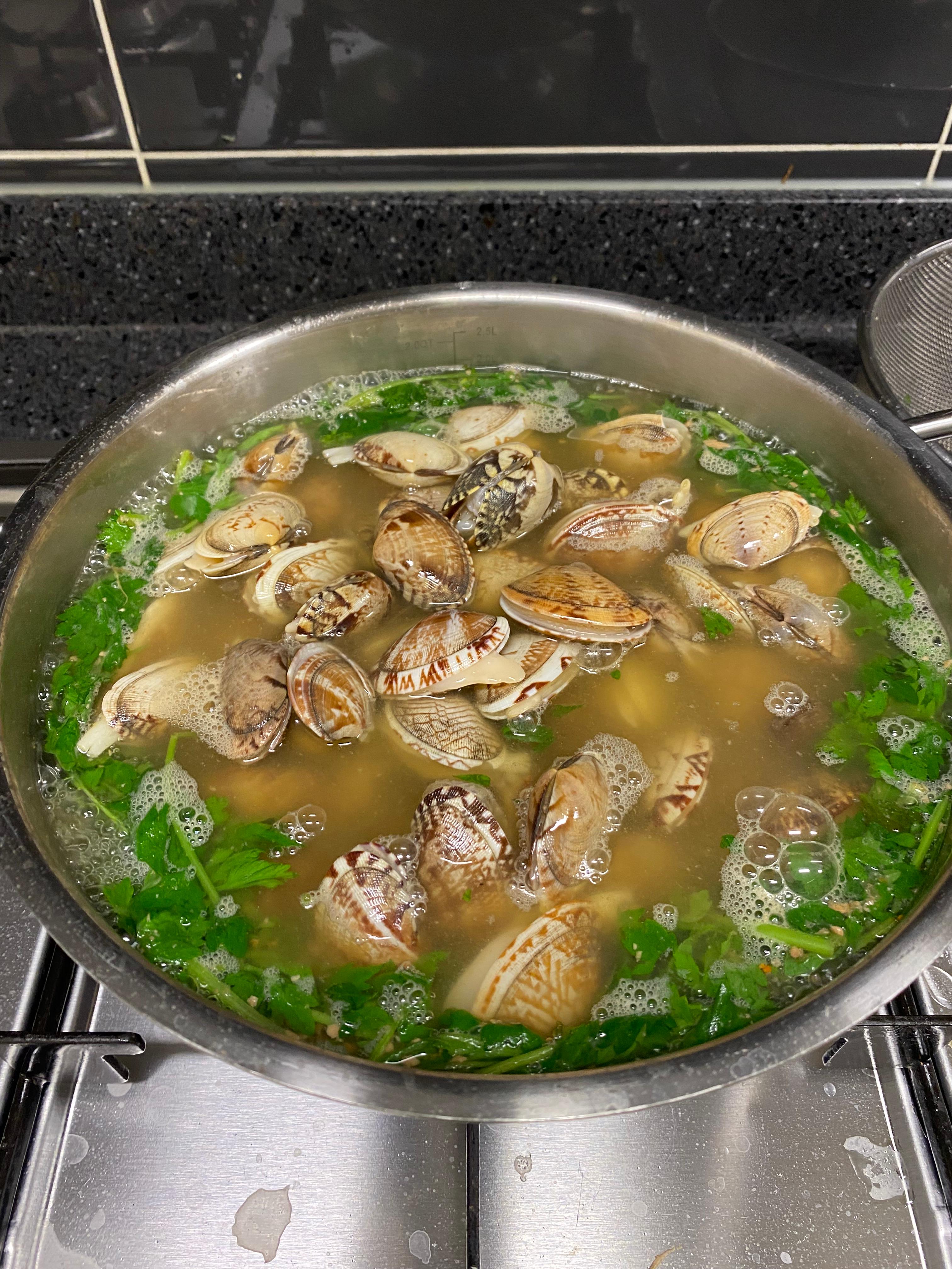 쑥과 바지락을 넣고 끓이려는 모습