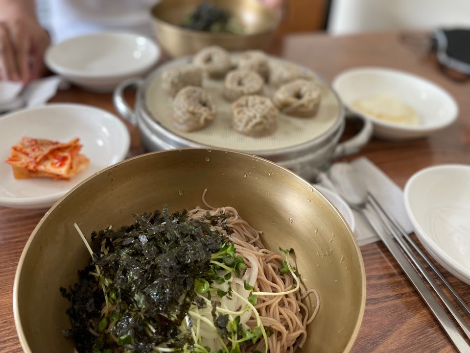 비빔막국수와 메밀만두