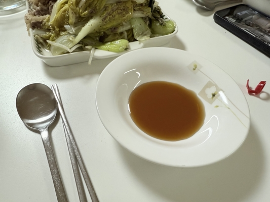 참소스를-접시에-담은-이미지