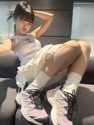 김채원 살로몬 착용