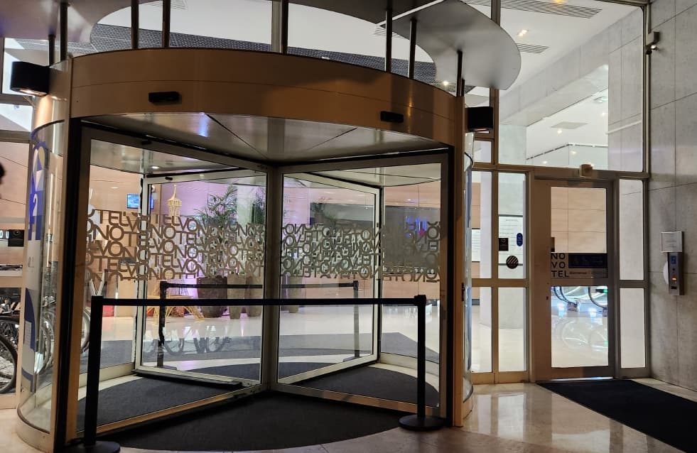 호텔 입구 사진