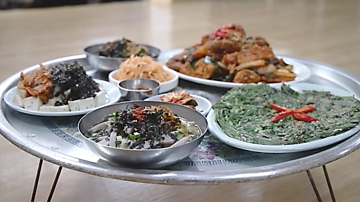 메밀묵채와 촌두부김치, 닭도리탕과 정구지찌짐이 한 상 차려져 있는 모습, 대구 할매묵집의 대표 메뉴들