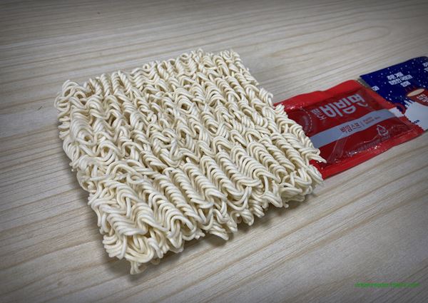 팔도 비빔면(4차 윈터 에디션,삼진 어묵) 비빔라면 2022년 6월 면 스프