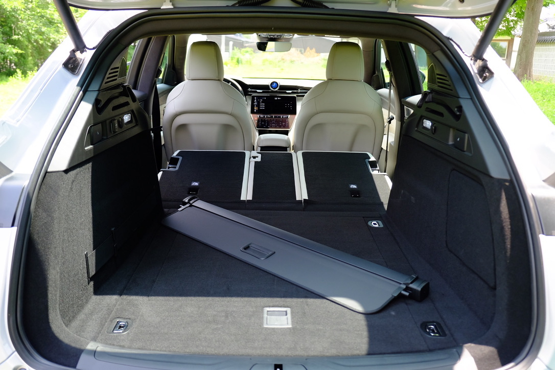 [시승기 - 마세라티 그레칼레] 아름다운 선·폭발적인 힘…거리의 시선이 ‘삼지창’에 꽂혔다