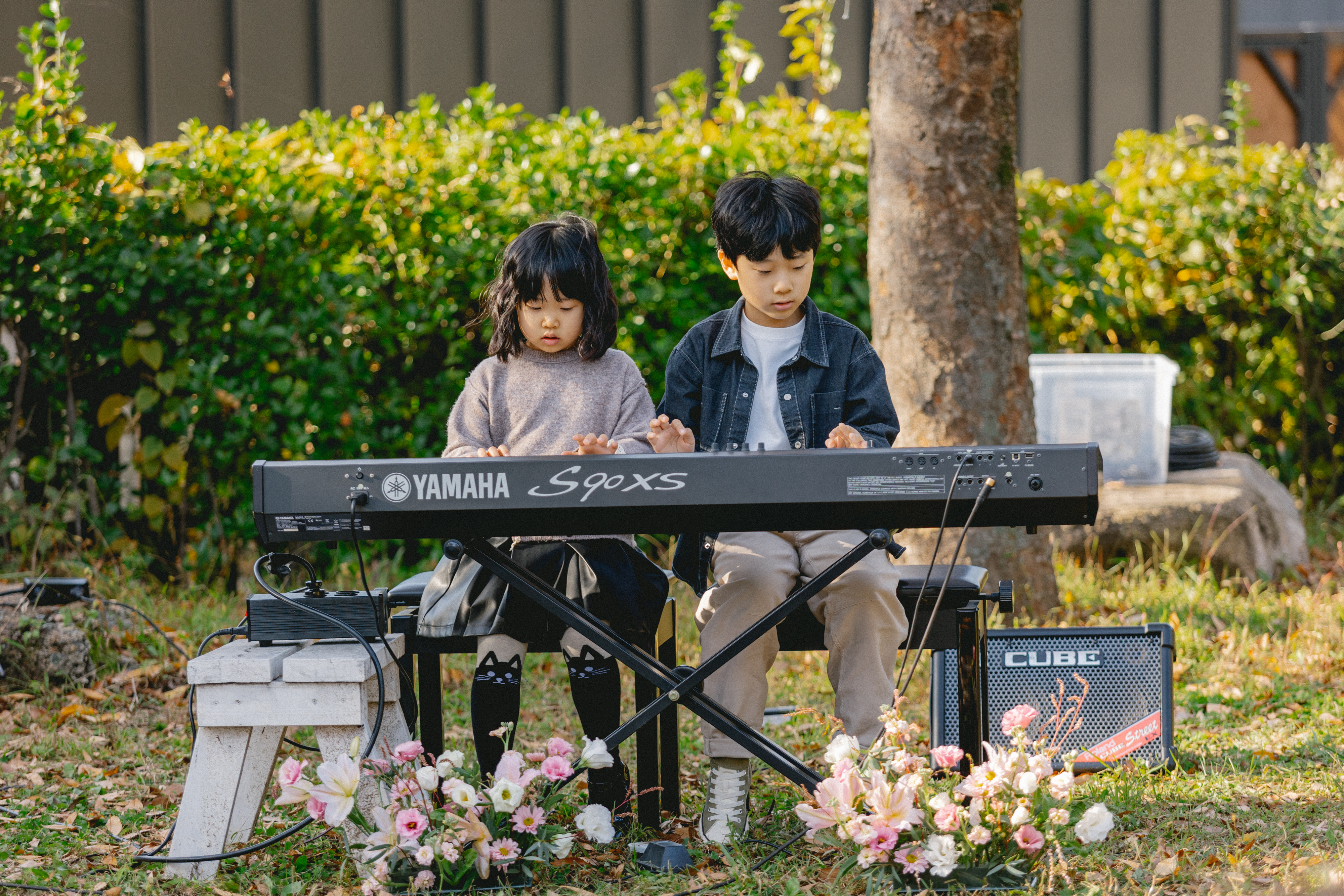 4-hands 피아노 연주를 하는 남매