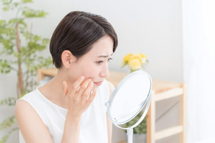 주름을 걱정하는 여성