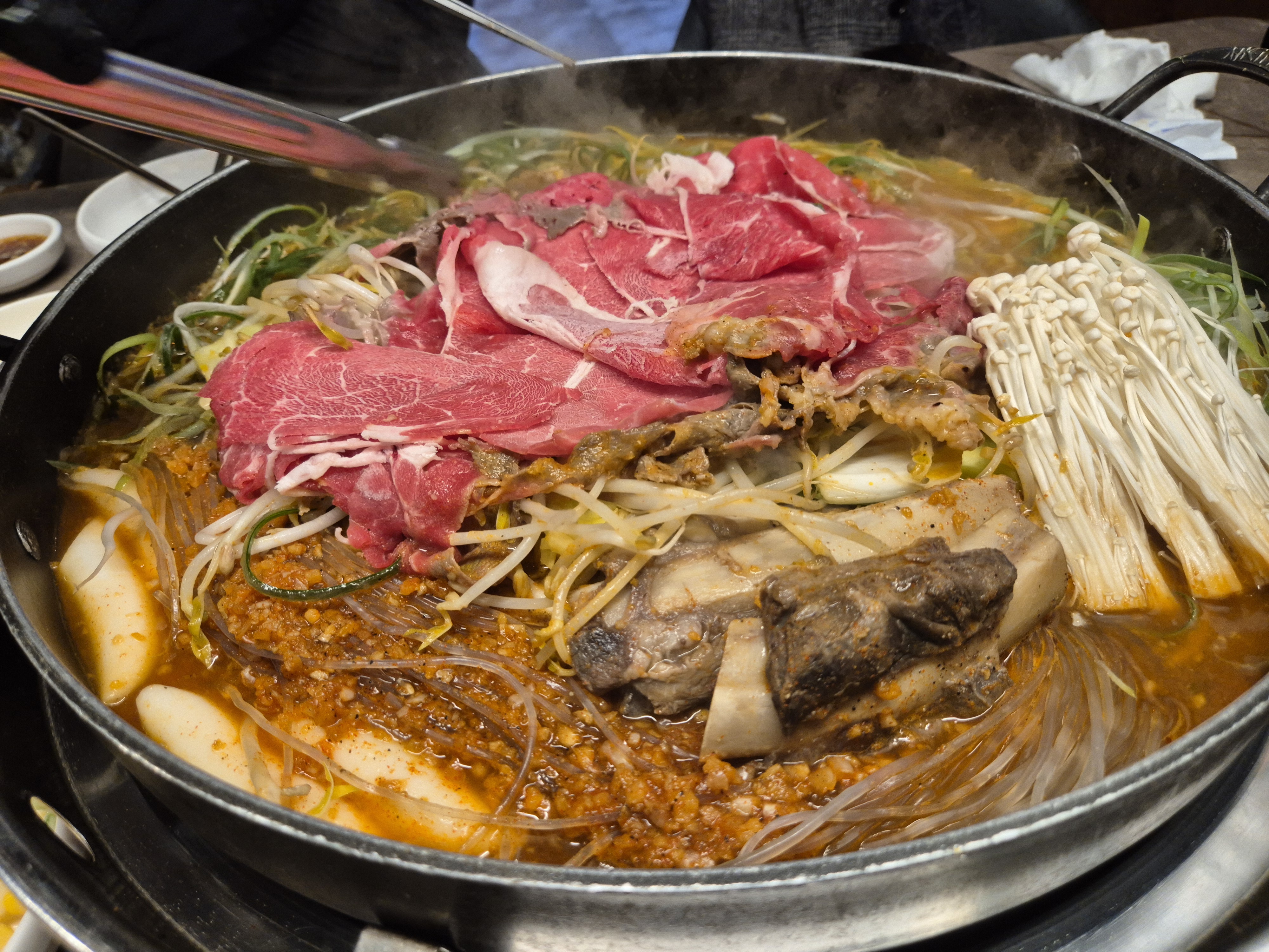 겹친 소고기를 한장 한장 떼어서 육수에 담궙니다.