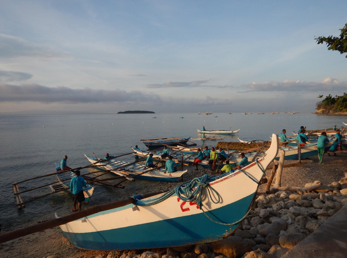 바다근처 투어 배 이미지