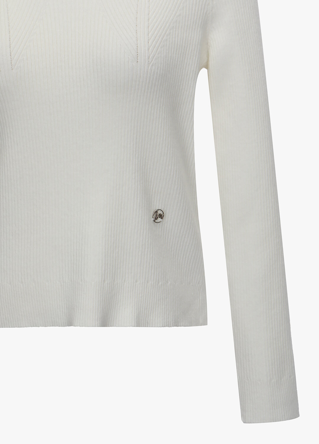 골지 터틀넥 화이트 하단 금속 장식