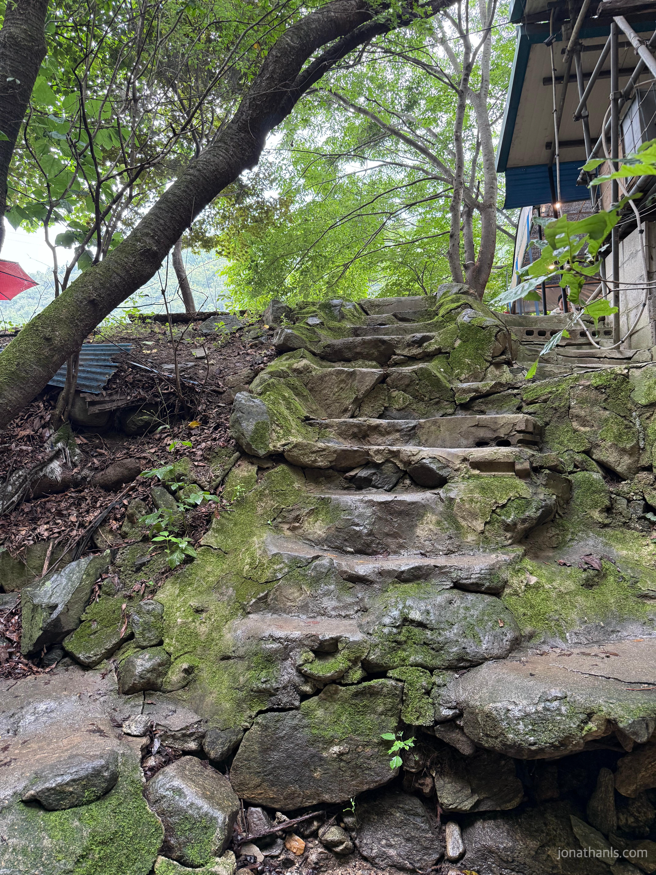 의왕 청계산 옛고을정육 계곡 내려가는 계단