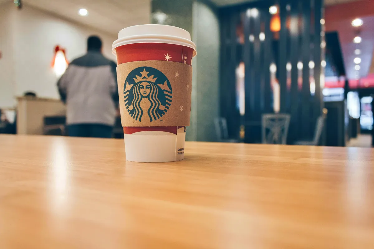 스타벅스-매장-테이블-위에-놓여있는-스타벅스-커피컵