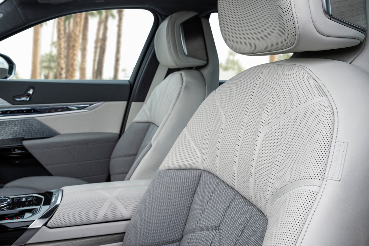 2024년형 BMW i7 xDrive60 1열 시트 등받이 사진