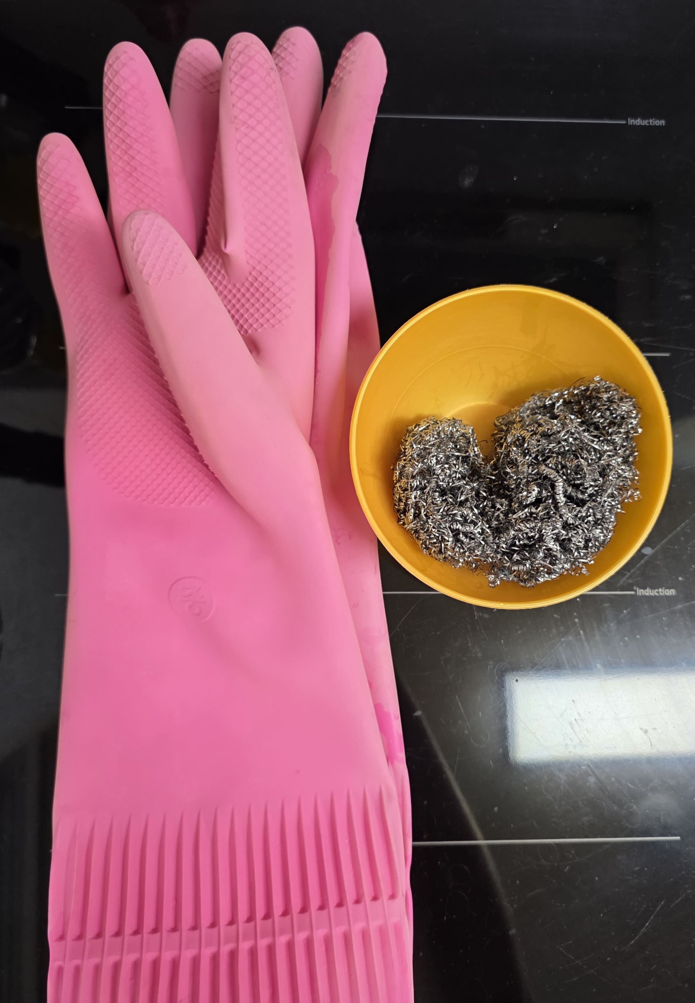 녹-제거-방법-식초&middot;구연산-활용해-돈-안-들이고-해결-방법-안내-이쯤에서-얼추-깨끗해진-것-같아,-녹으로-가득-찬-식초를-버리고-기구를-수돗물에-깨끗하게-씻어냈습니다.-이-과정에서-철수세미를-함께-사용하시면-더-확실하게-제거할-수-있는데요.-반드시-고무장갑을-착용하고-작업하시는-것을-추천합니다.