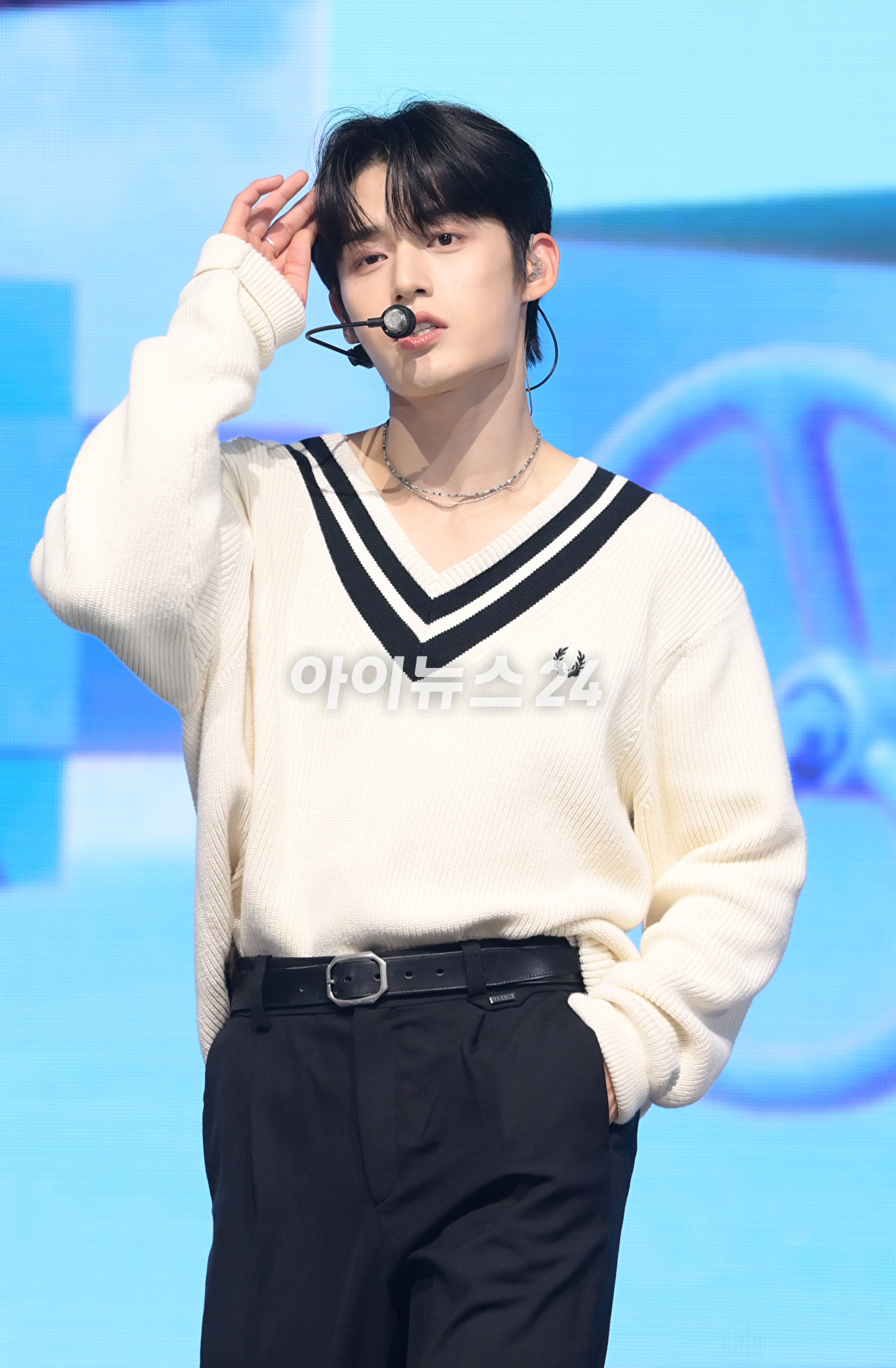 그룹 제로베이스원 김지웅이 10일 오후 서울 광진구 광장동 예스24라이브홀에서 열린 제로베이스원(ZEROBASEONE) 데뷔 쇼케이스에 참석하고 있다. [사진=정소희 기자]