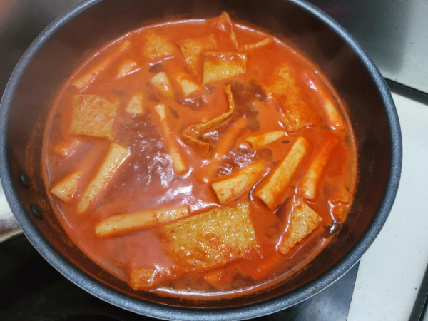 카무트 떡볶이 조리 중