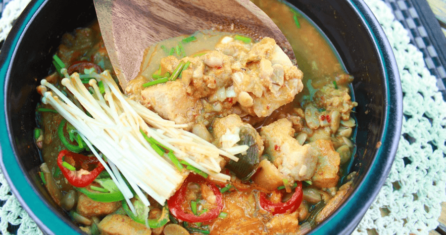 맛있어 보이는 청국장을 나무 주걱을 이용해 푸고 있다