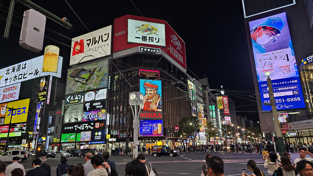 니카상을 가리는 시계탑