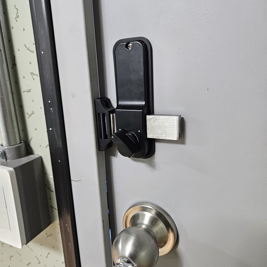 건설현장 야외 외부 옥외 실외 비가림 시설이 없는 컨테이너 사무실 출입문 방화문 비를 맞거나 습기에도 고장 나지 않고 건전지도 들어가지 않는 무 전원 방식 방수 도어락 기계식 버튼 번호키 설치