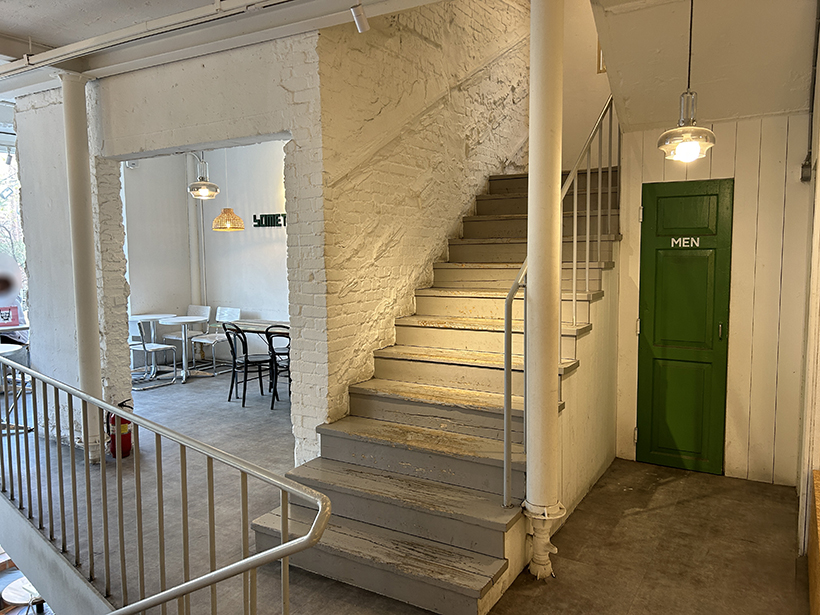 썸띵어바웃커피-2층-계단