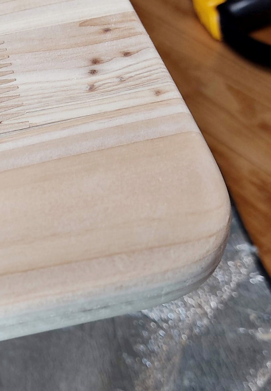 사포질을 통해 매끈해진 모서리