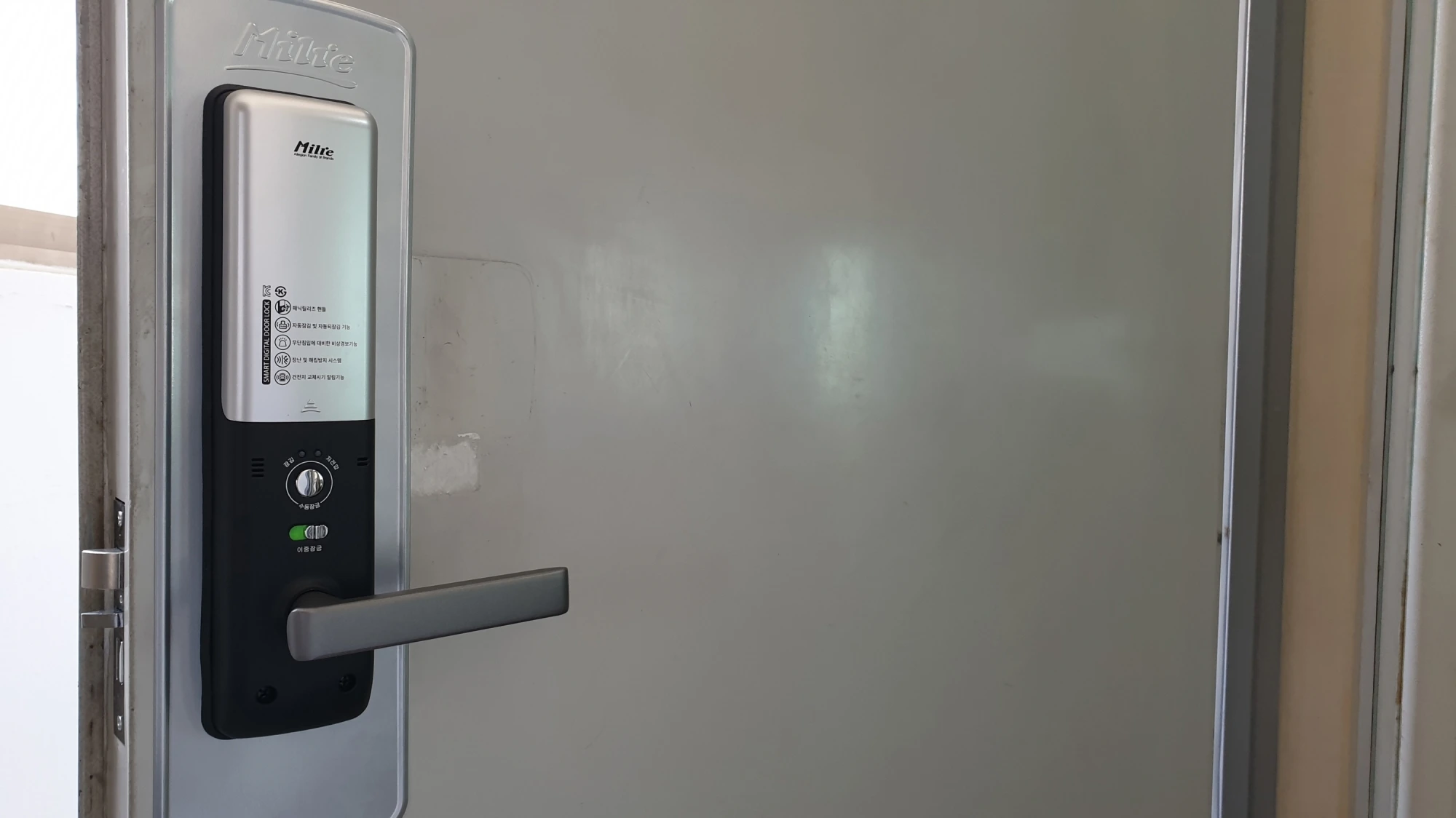 도어락 설치 완료 모습