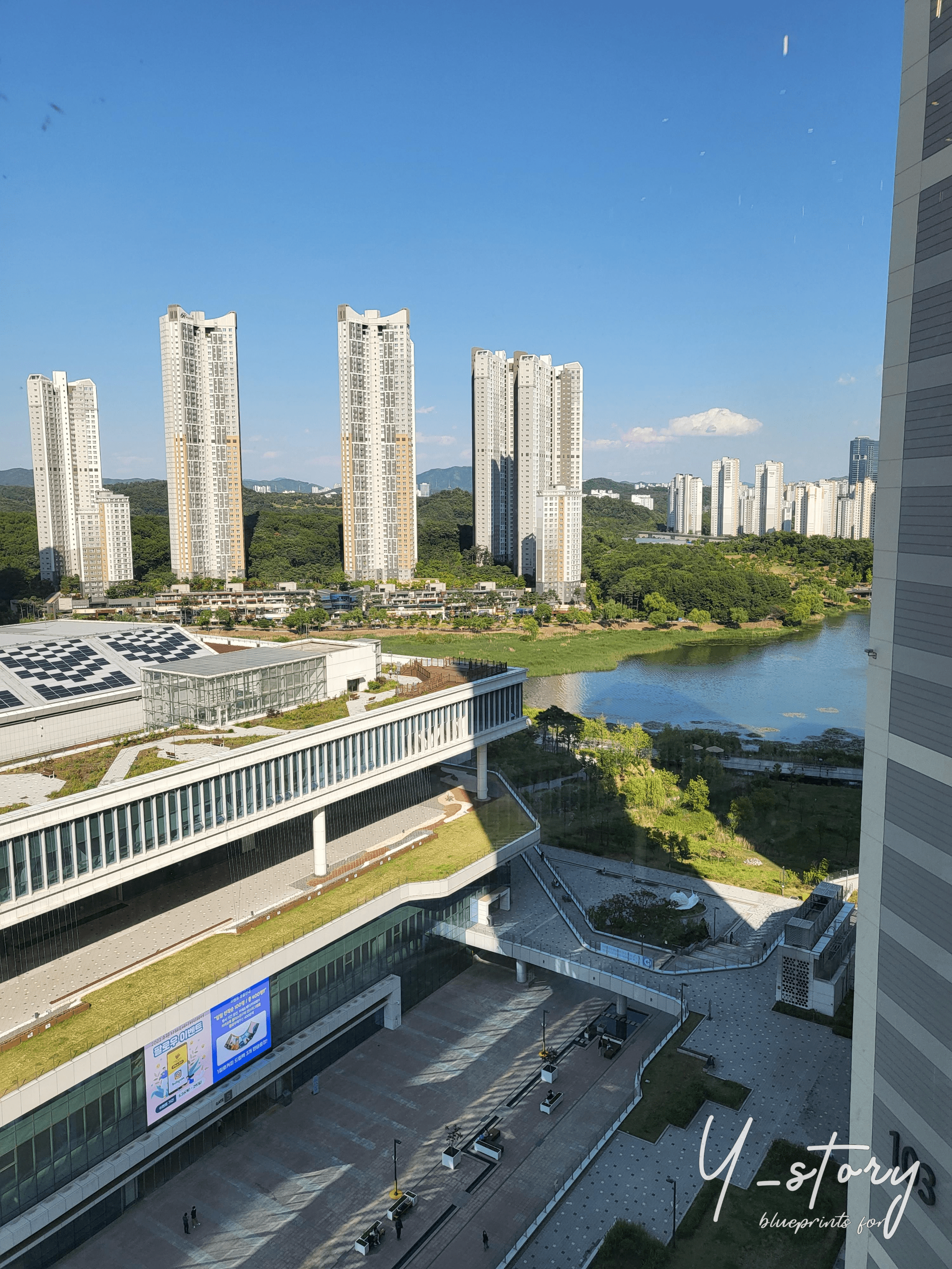 렘 쿨하스의 대표 작품 갤러리아 광교에서 보이는 공원
